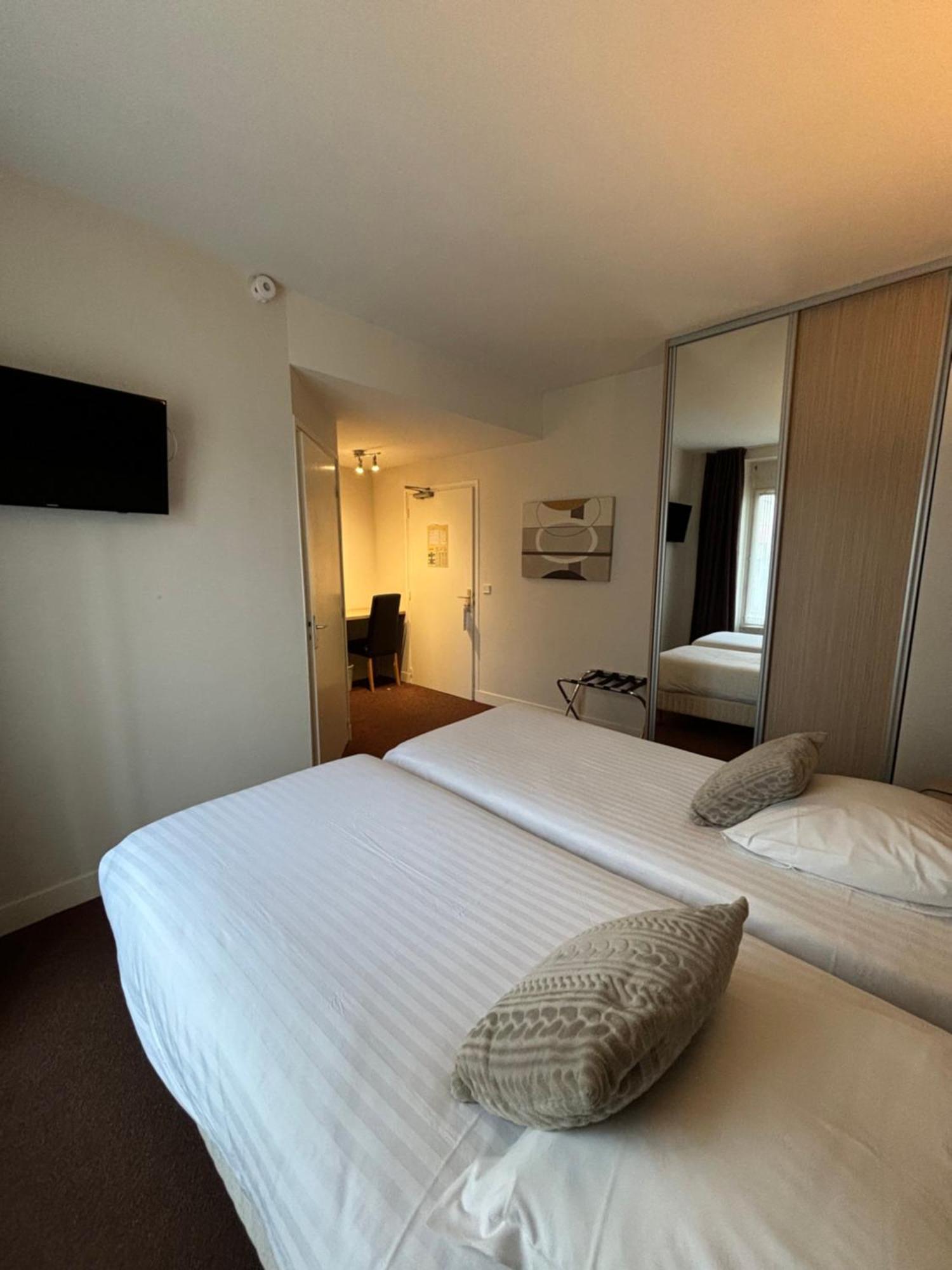 Hotel De Troyes Bagian luar foto