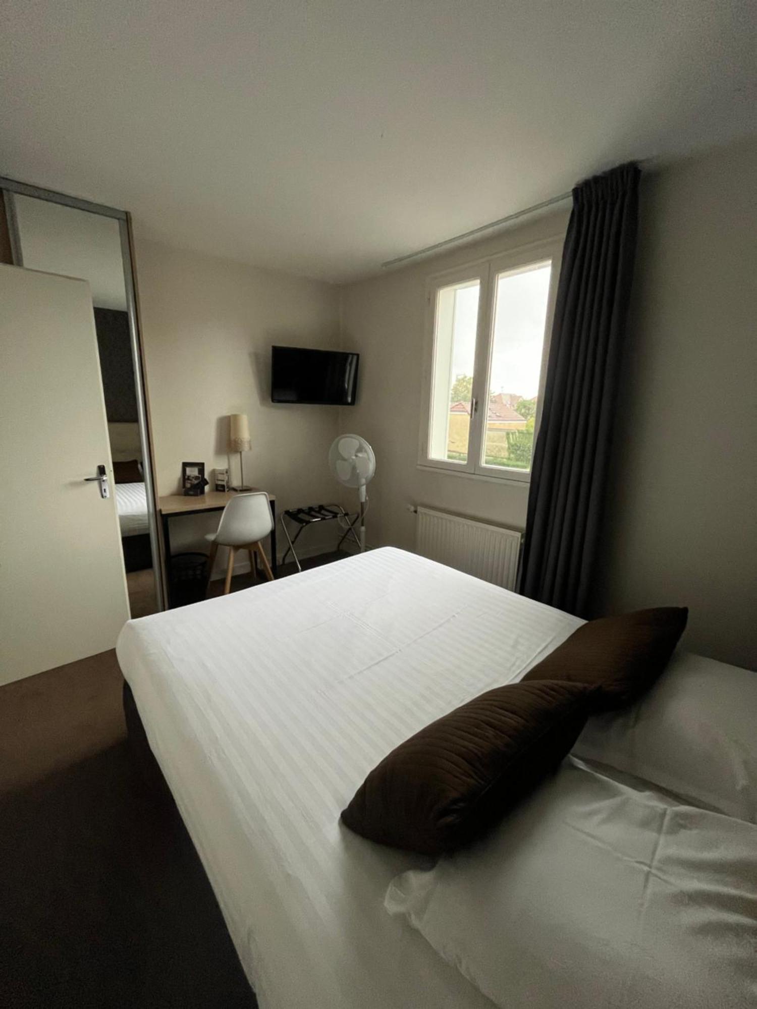Hotel De Troyes Bagian luar foto