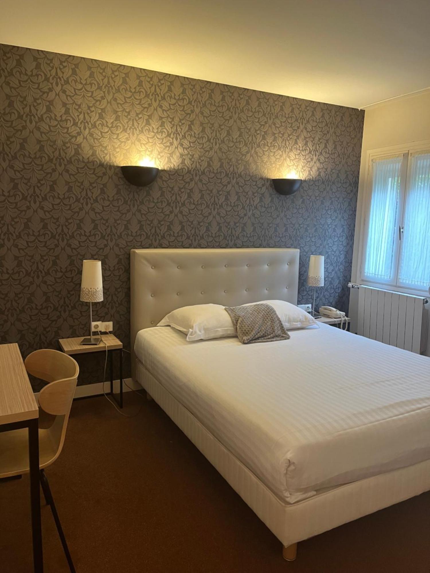 Hotel De Troyes Bagian luar foto