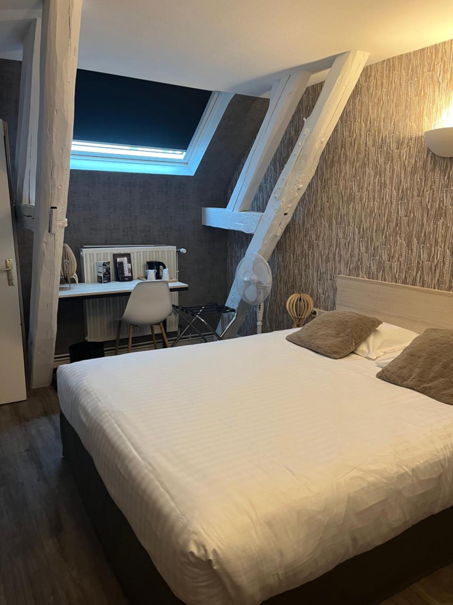Hotel De Troyes Bagian luar foto