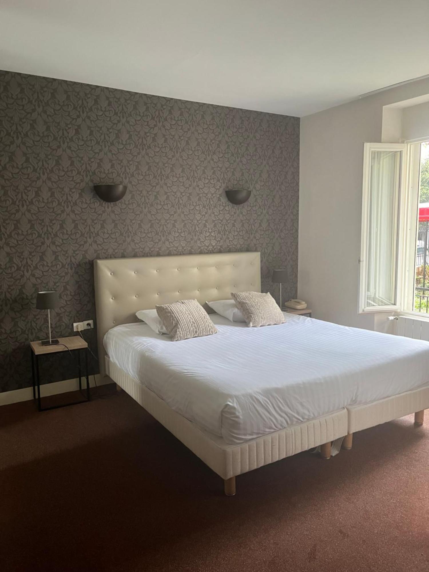 Hotel De Troyes Bagian luar foto
